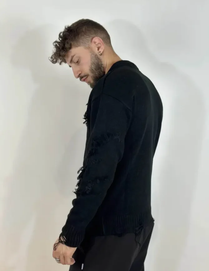 MAGLIONE NERO CON STRAPPI